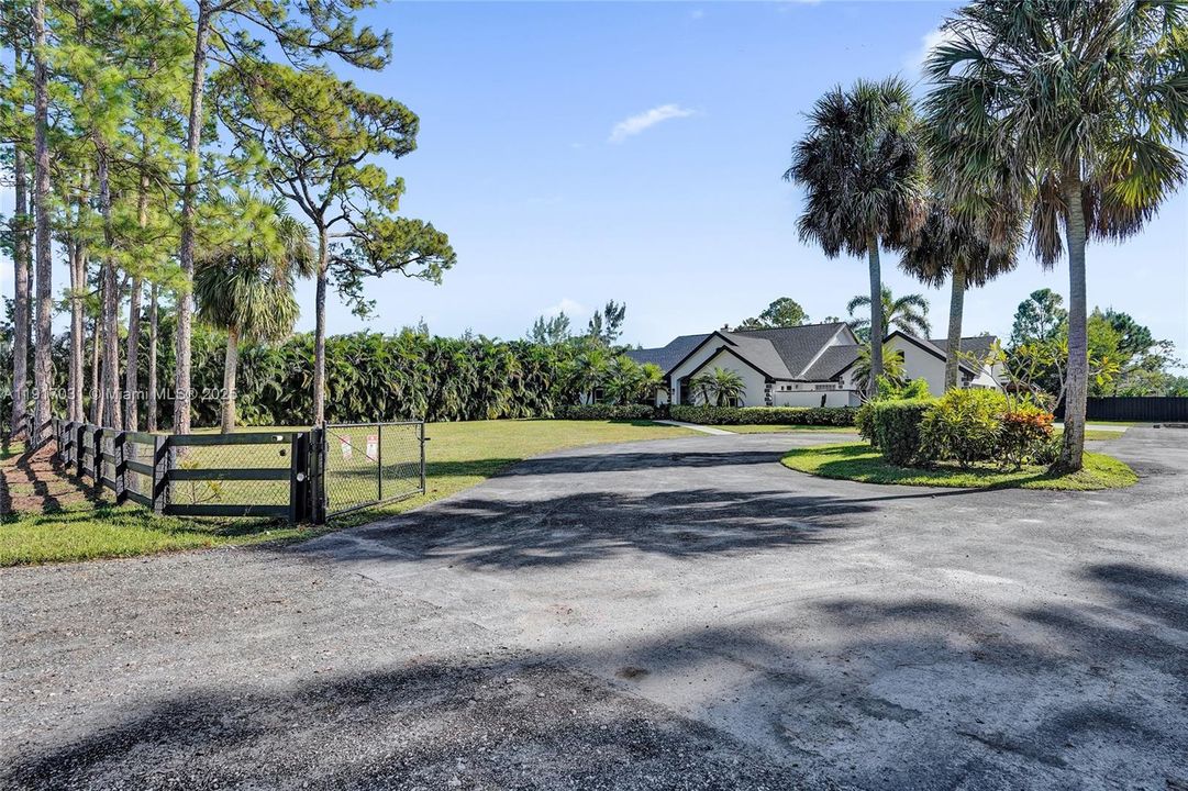 For Sale: $835,000 (4 beds, 2 baths, 2552 Square Feet)