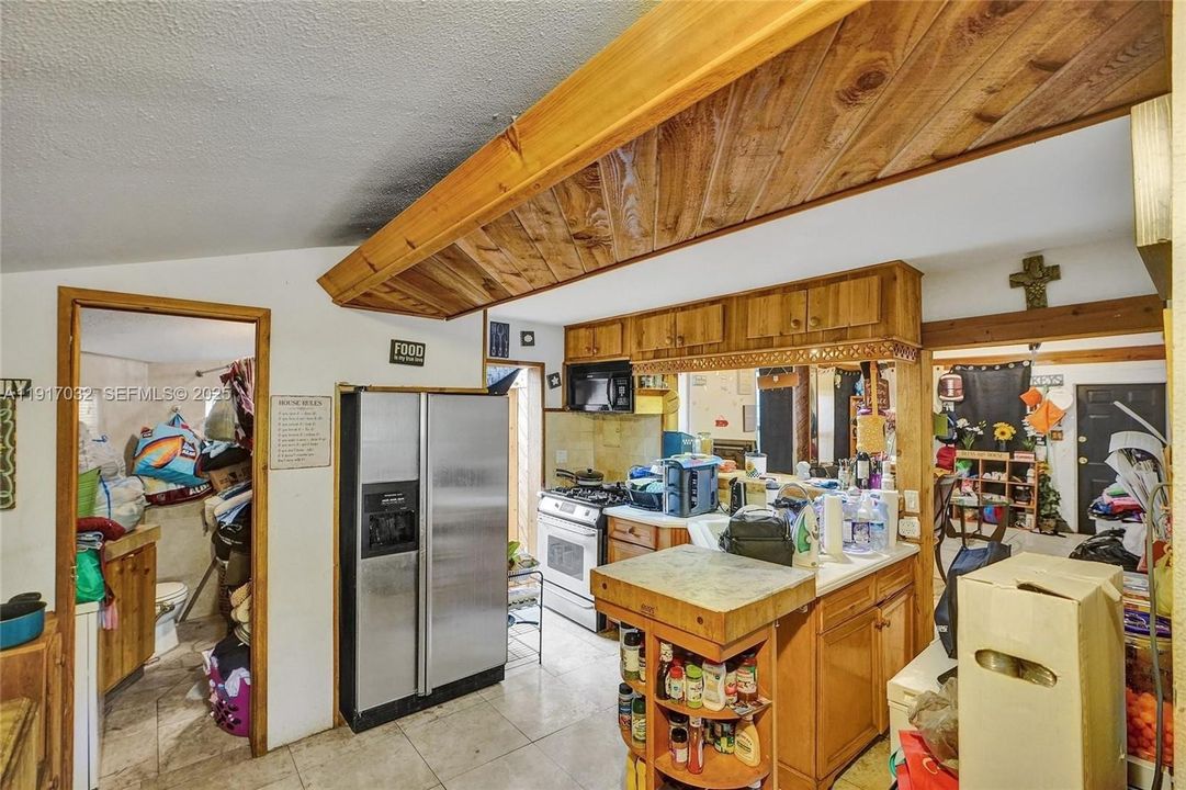 待售: $430,000 (0 贝兹, 0 浴室, 895 平方英尺)