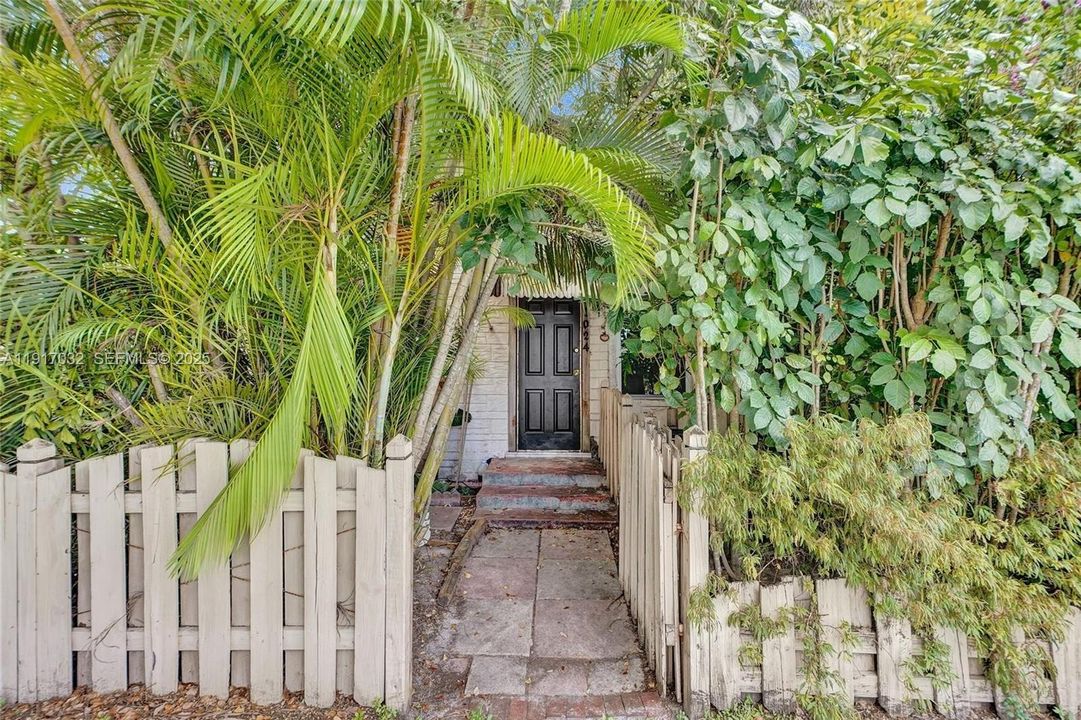 待售: $430,000 (0 贝兹, 0 浴室, 895 平方英尺)