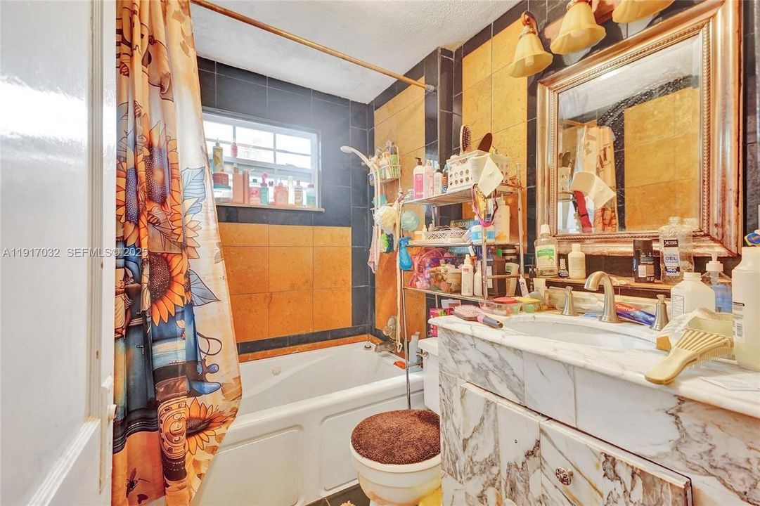 待售: $430,000 (0 贝兹, 0 浴室, 895 平方英尺)