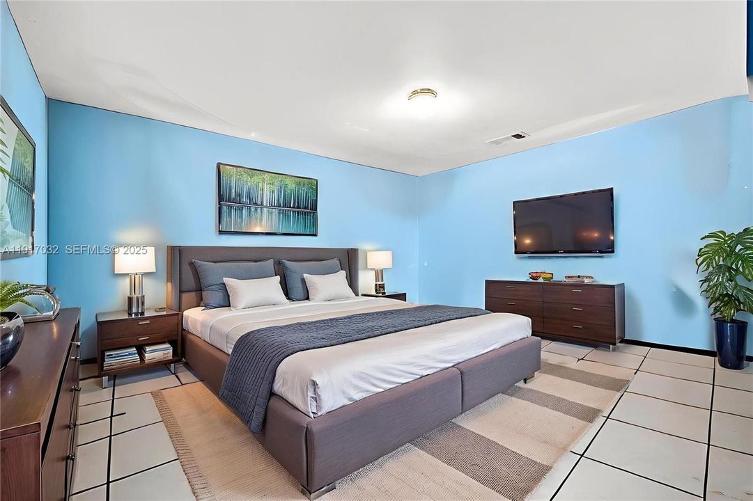 待售: $430,000 (0 贝兹, 0 浴室, 895 平方英尺)