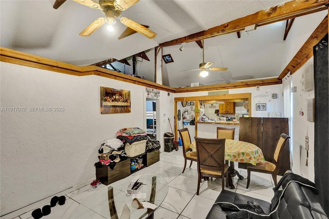 待售: $430,000 (0 贝兹, 0 浴室, 895 平方英尺)