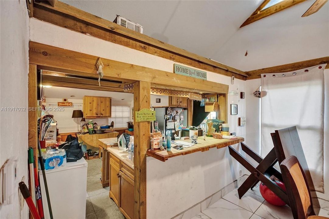 待售: $430,000 (0 贝兹, 0 浴室, 895 平方英尺)