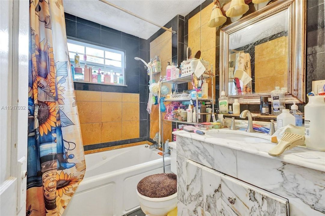 待售: $430,000 (0 贝兹, 0 浴室, 895 平方英尺)