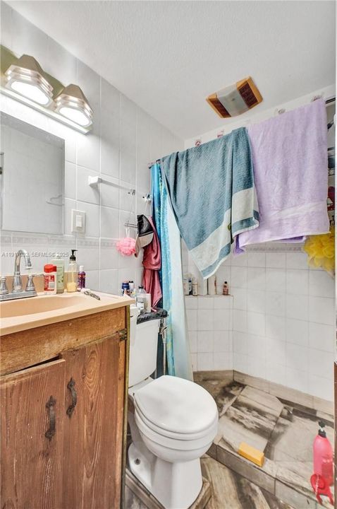 待售: $430,000 (0 贝兹, 0 浴室, 895 平方英尺)