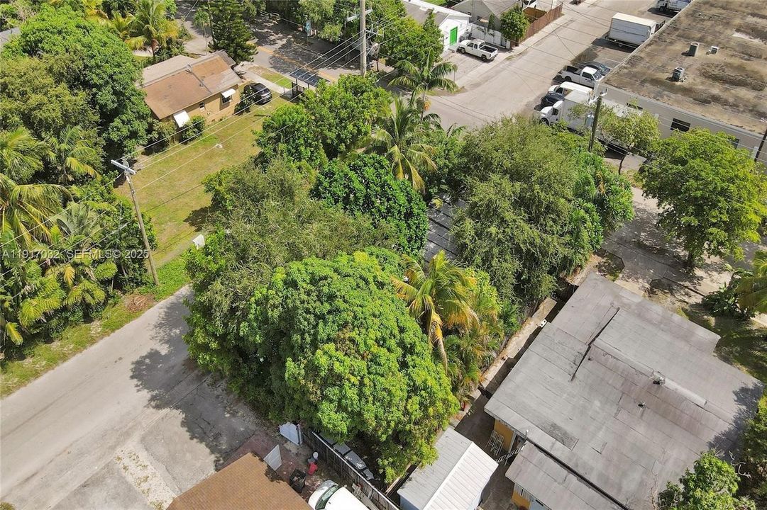 待售: $430,000 (0 贝兹, 0 浴室, 895 平方英尺)