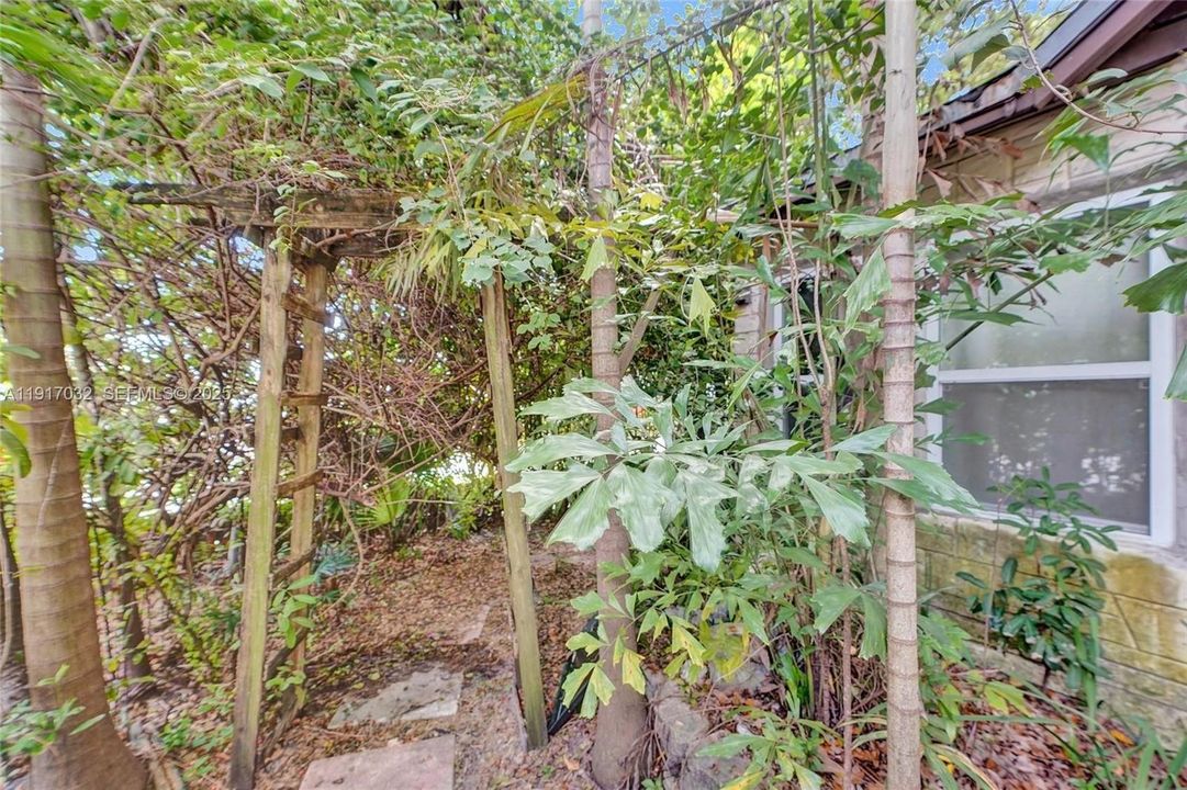 待售: $430,000 (0 贝兹, 0 浴室, 895 平方英尺)