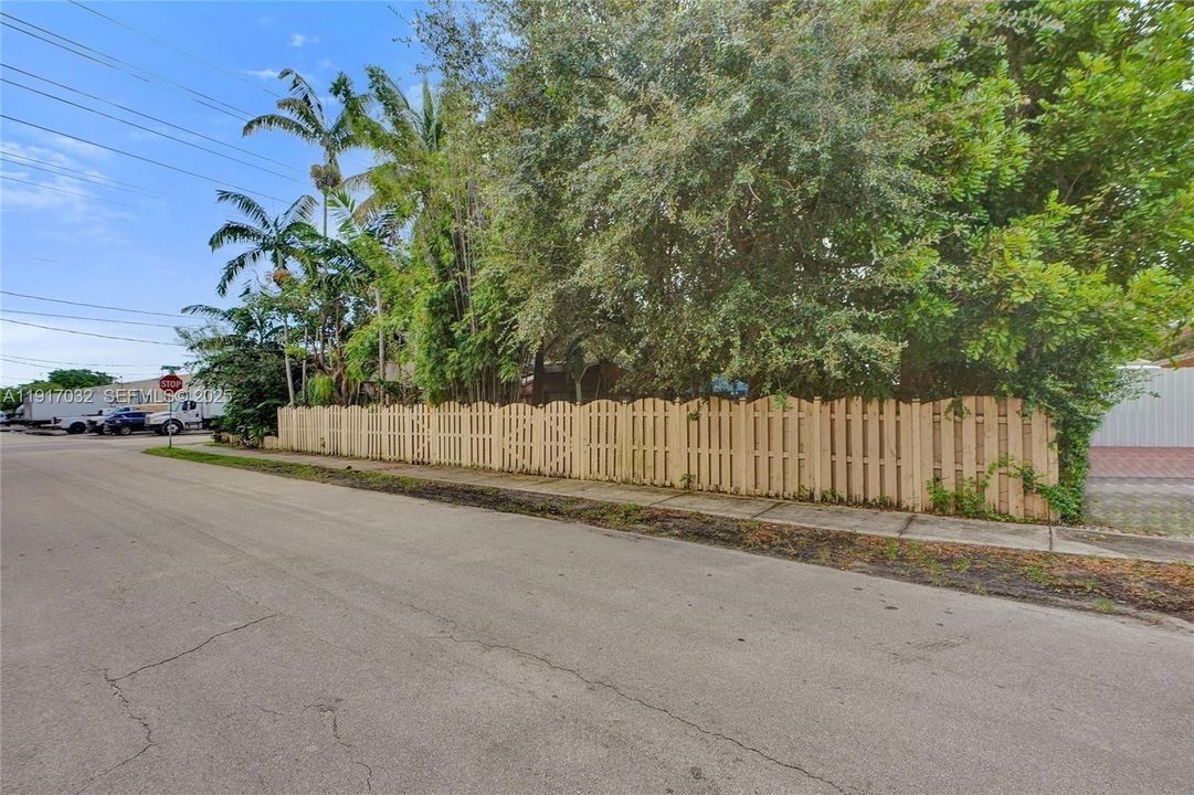 待售: $430,000 (0 贝兹, 0 浴室, 895 平方英尺)