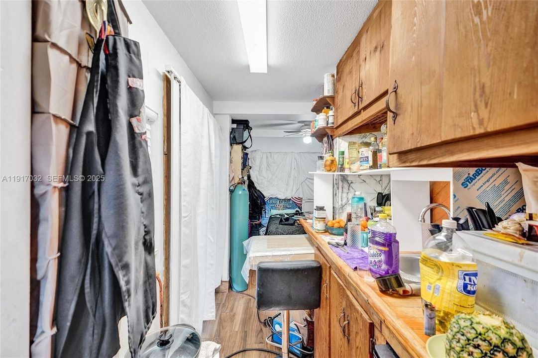 待售: $430,000 (0 贝兹, 0 浴室, 895 平方英尺)