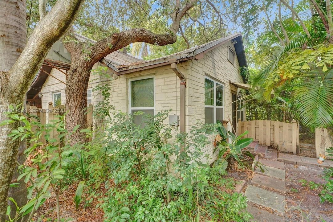 待售: $430,000 (0 贝兹, 0 浴室, 895 平方英尺)