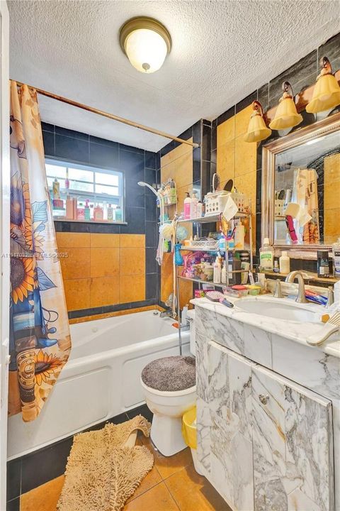 待售: $430,000 (0 贝兹, 0 浴室, 895 平方英尺)