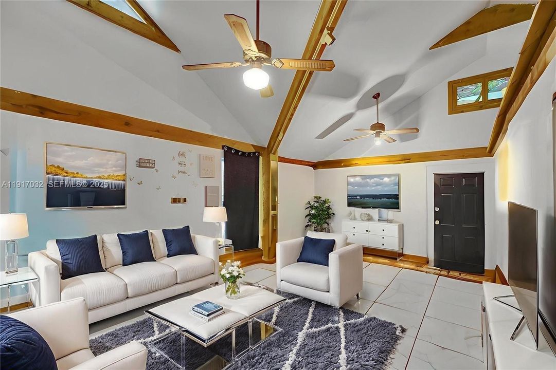 待售: $430,000 (0 贝兹, 0 浴室, 895 平方英尺)