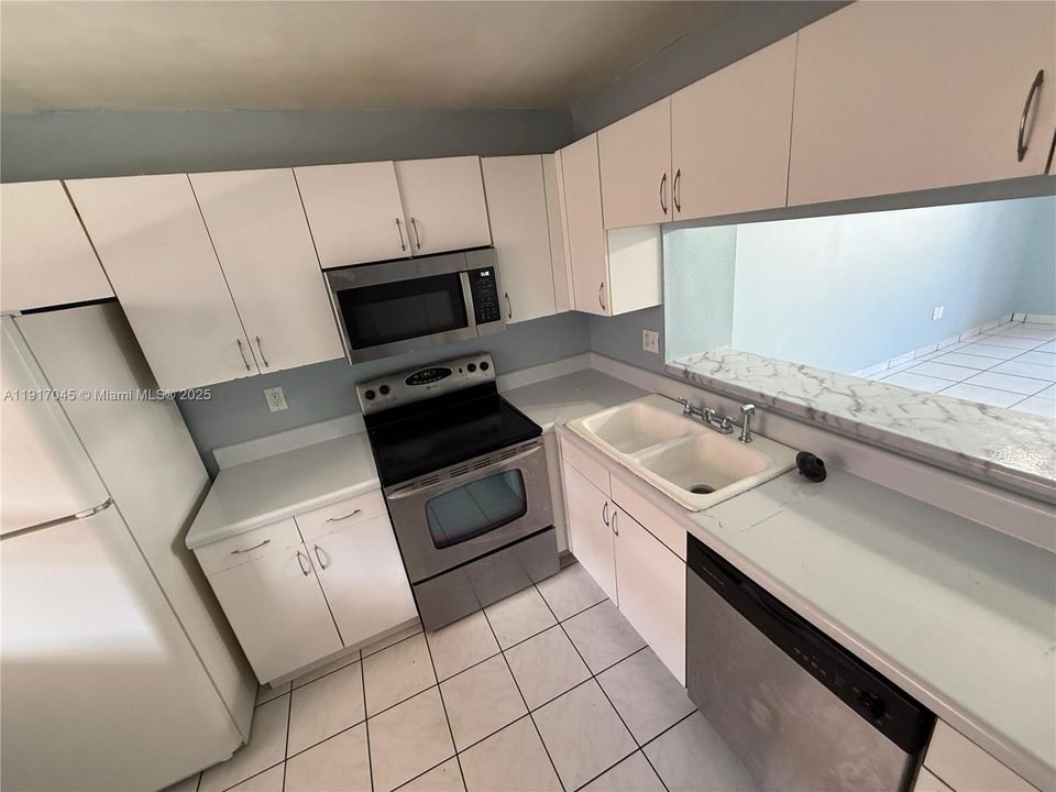 出租: $1,800 (2 贝兹, 2 浴室, 800 平方英尺)