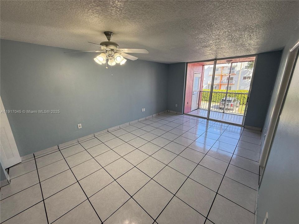 出租: $1,800 (2 贝兹, 2 浴室, 800 平方英尺)