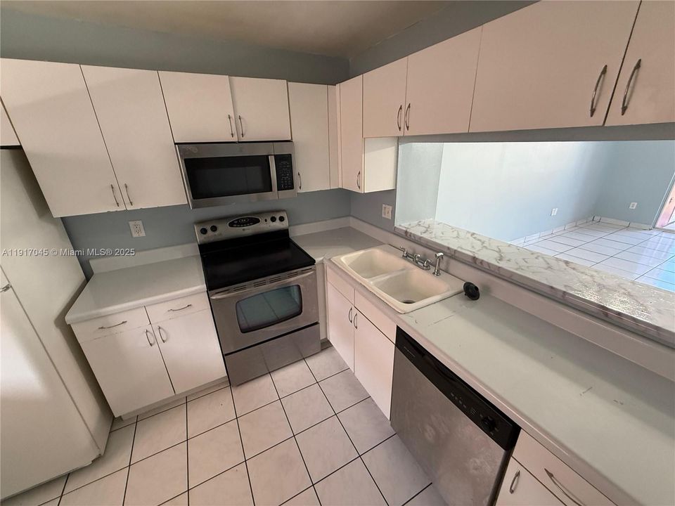 出租: $1,800 (2 贝兹, 2 浴室, 800 平方英尺)