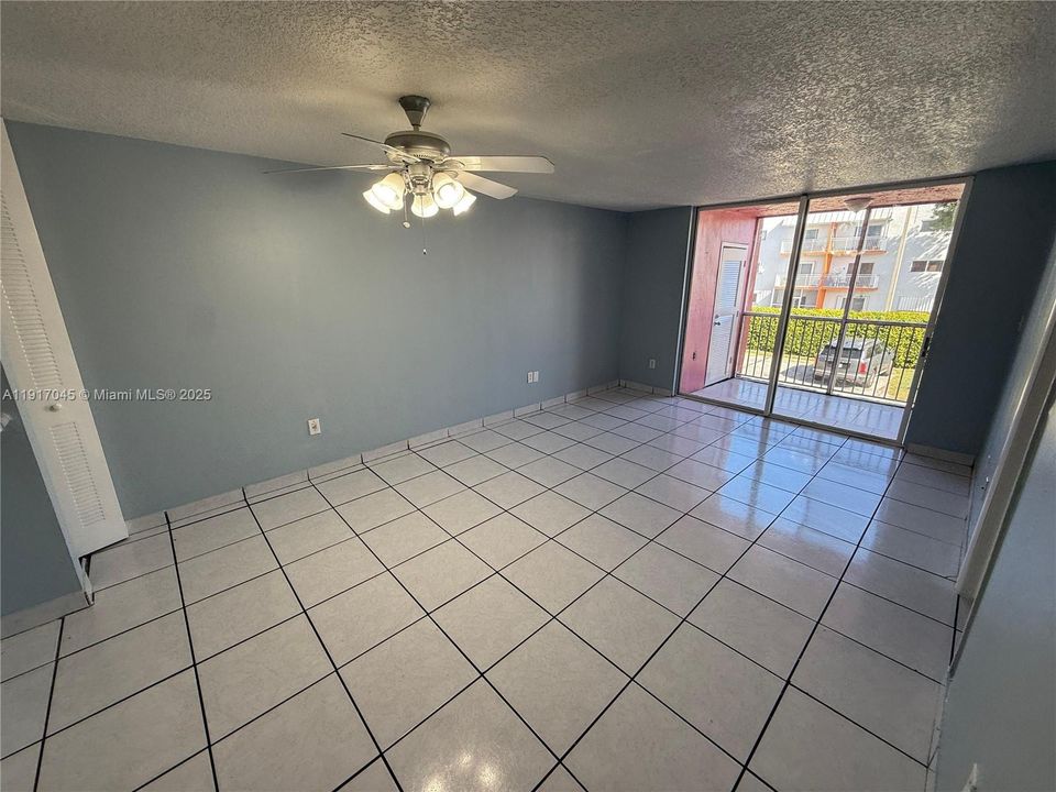 出租: $1,800 (2 贝兹, 2 浴室, 800 平方英尺)