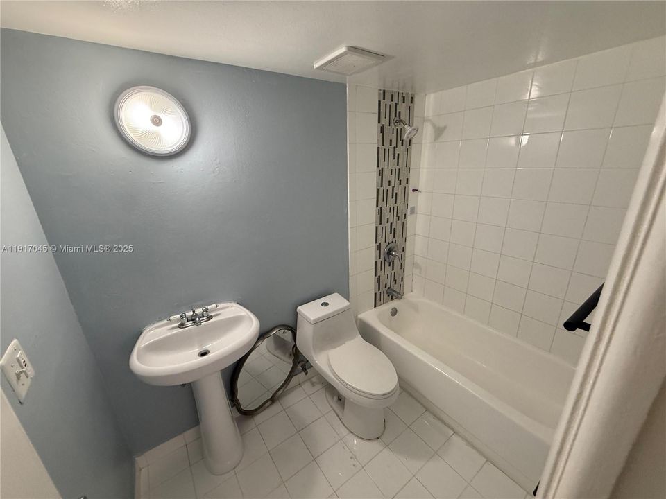 出租: $1,800 (2 贝兹, 2 浴室, 800 平方英尺)