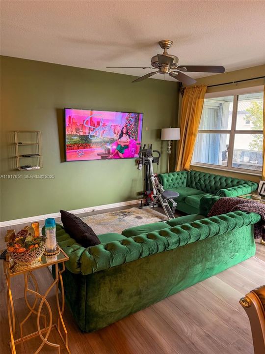 For Sale: $208,000 (2 beds, 2 baths, 1160 Square Feet)