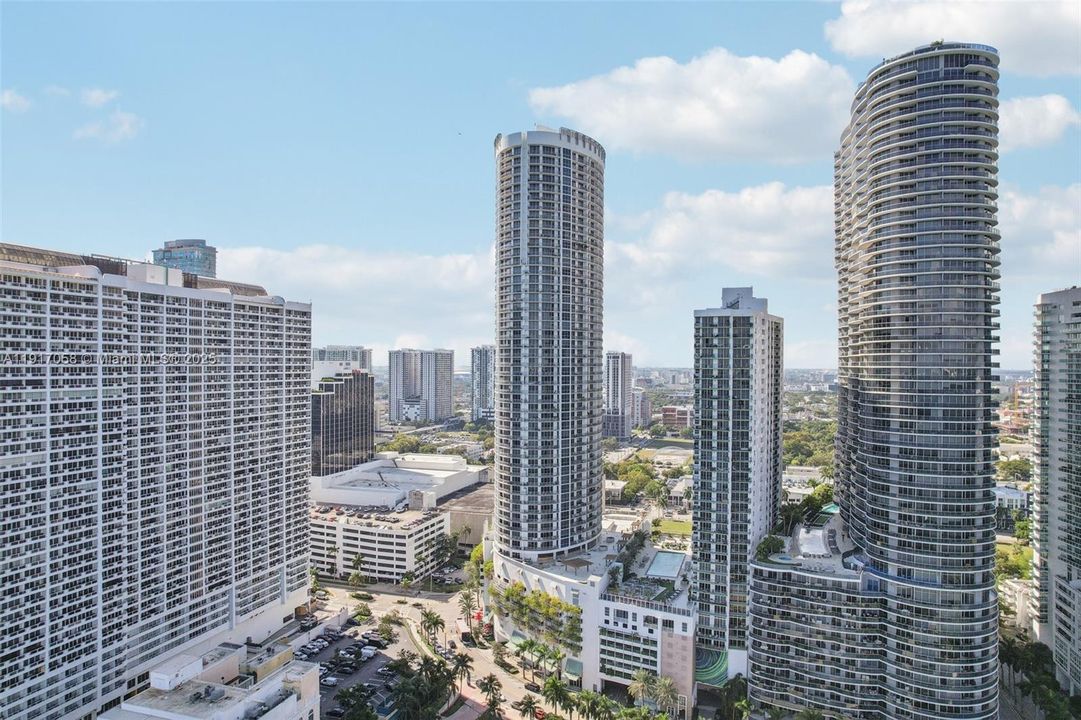 For Sale: $375,000 (1 beds, 1 baths, 821 Square Feet)