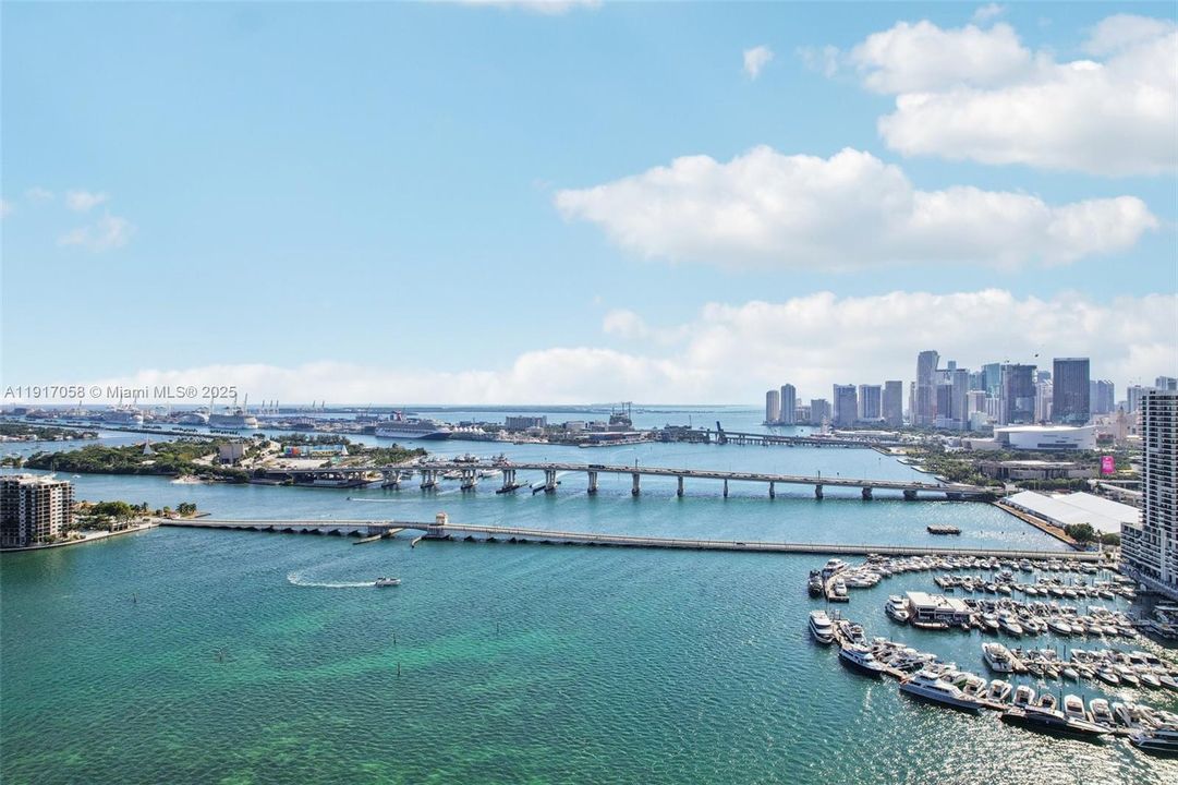 For Sale: $375,000 (1 beds, 1 baths, 821 Square Feet)