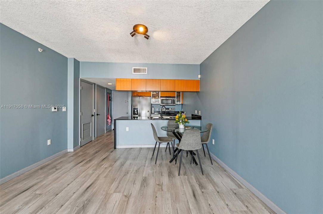 For Sale: $375,000 (1 beds, 1 baths, 821 Square Feet)