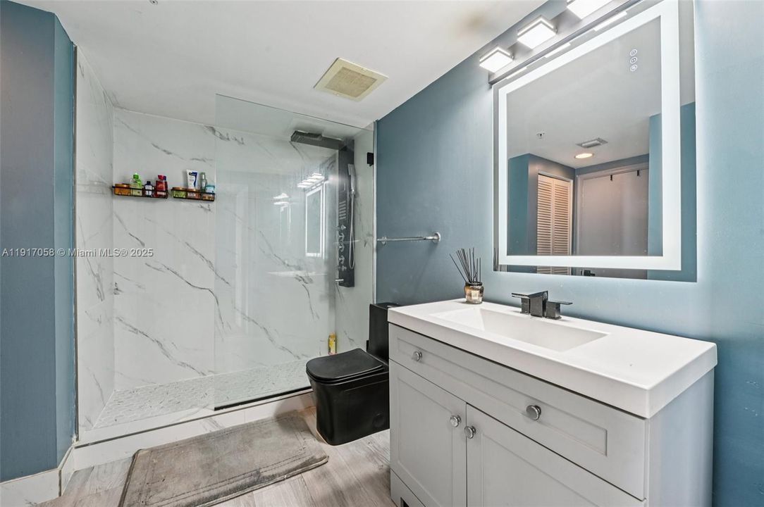 For Sale: $375,000 (1 beds, 1 baths, 821 Square Feet)