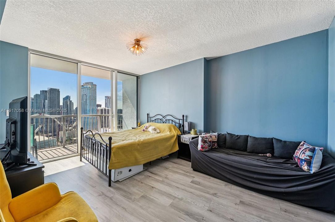 For Sale: $375,000 (1 beds, 1 baths, 821 Square Feet)