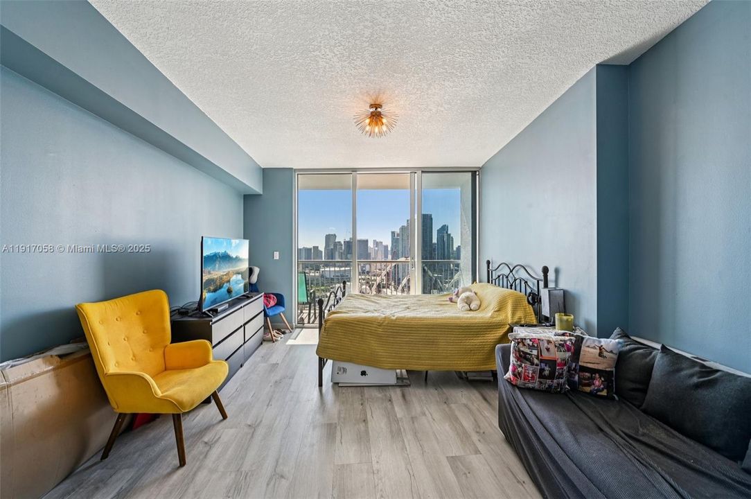 For Sale: $375,000 (1 beds, 1 baths, 821 Square Feet)