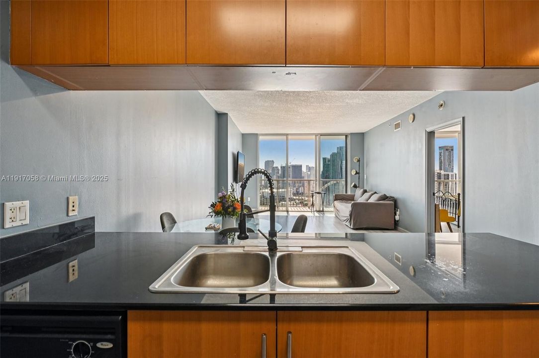 For Sale: $375,000 (1 beds, 1 baths, 821 Square Feet)