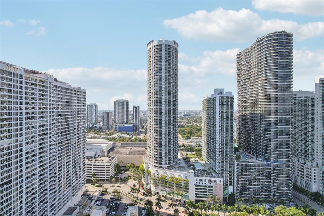 For Sale: $375,000 (1 beds, 1 baths, 821 Square Feet)