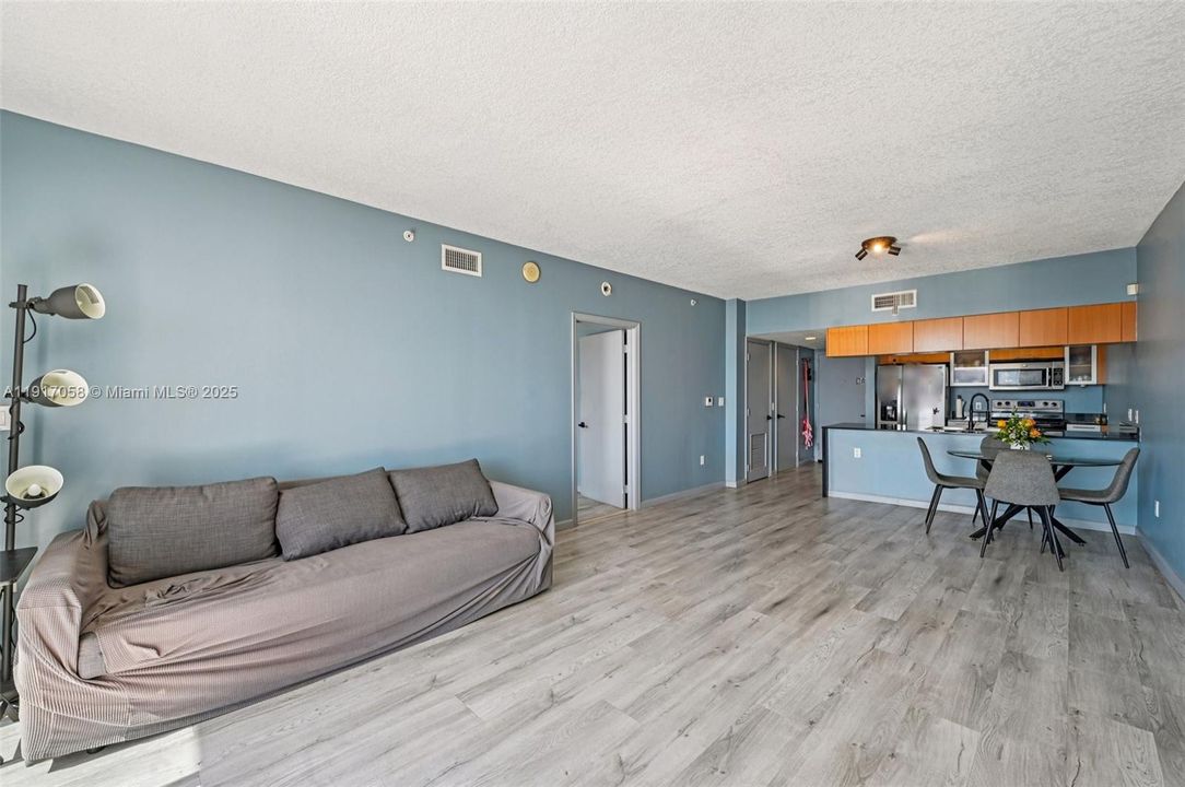 For Sale: $375,000 (1 beds, 1 baths, 821 Square Feet)