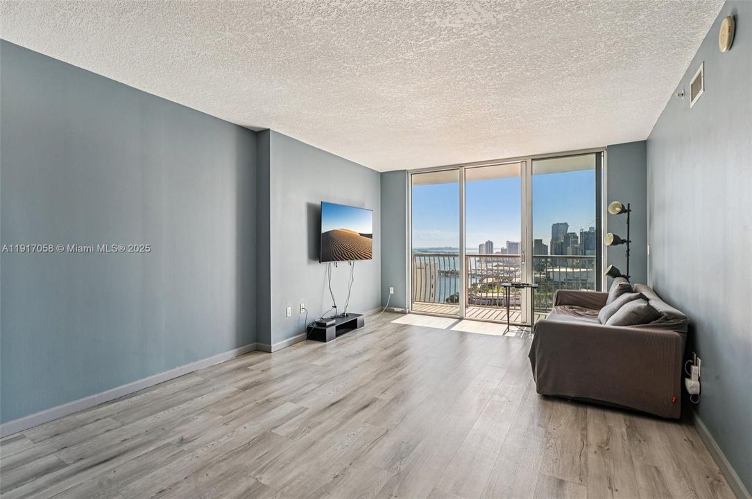 For Sale: $375,000 (1 beds, 1 baths, 821 Square Feet)