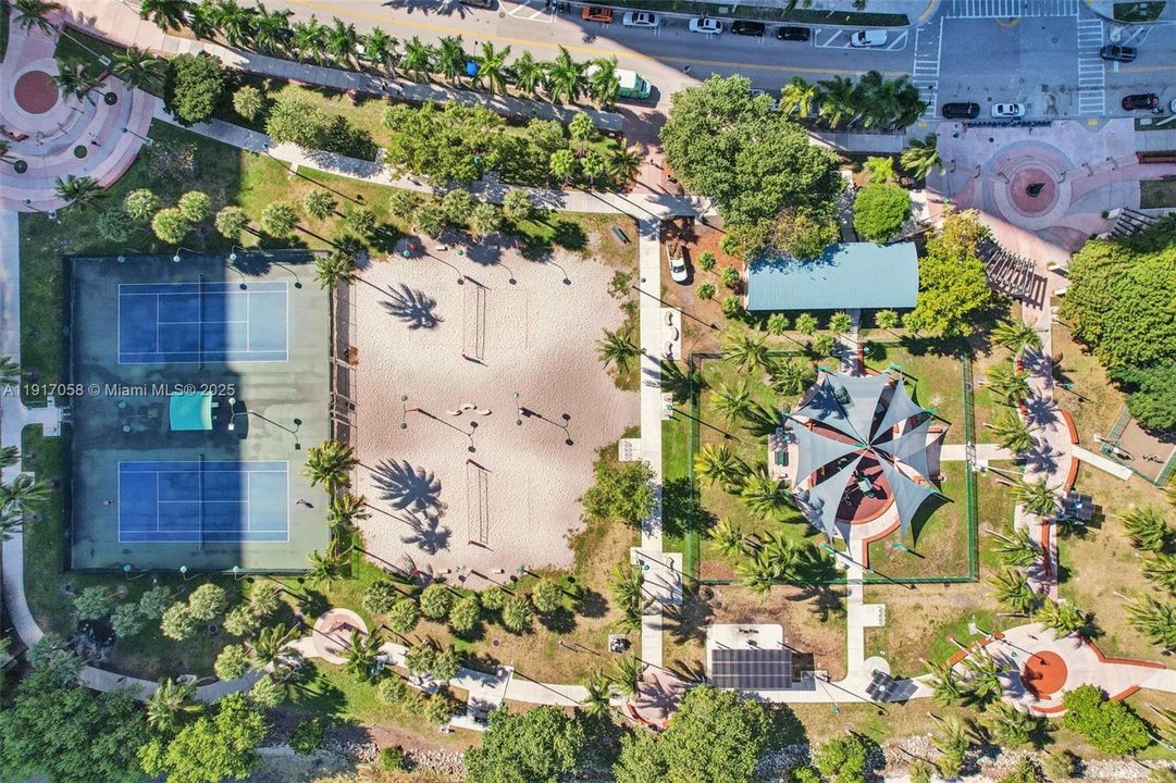 For Sale: $375,000 (1 beds, 1 baths, 821 Square Feet)