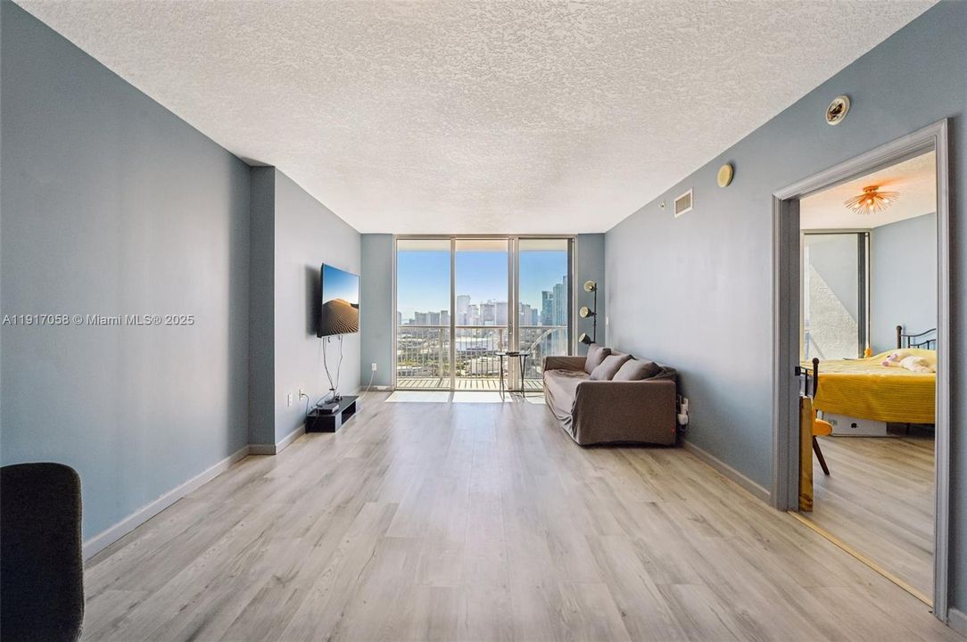 For Sale: $375,000 (1 beds, 1 baths, 821 Square Feet)