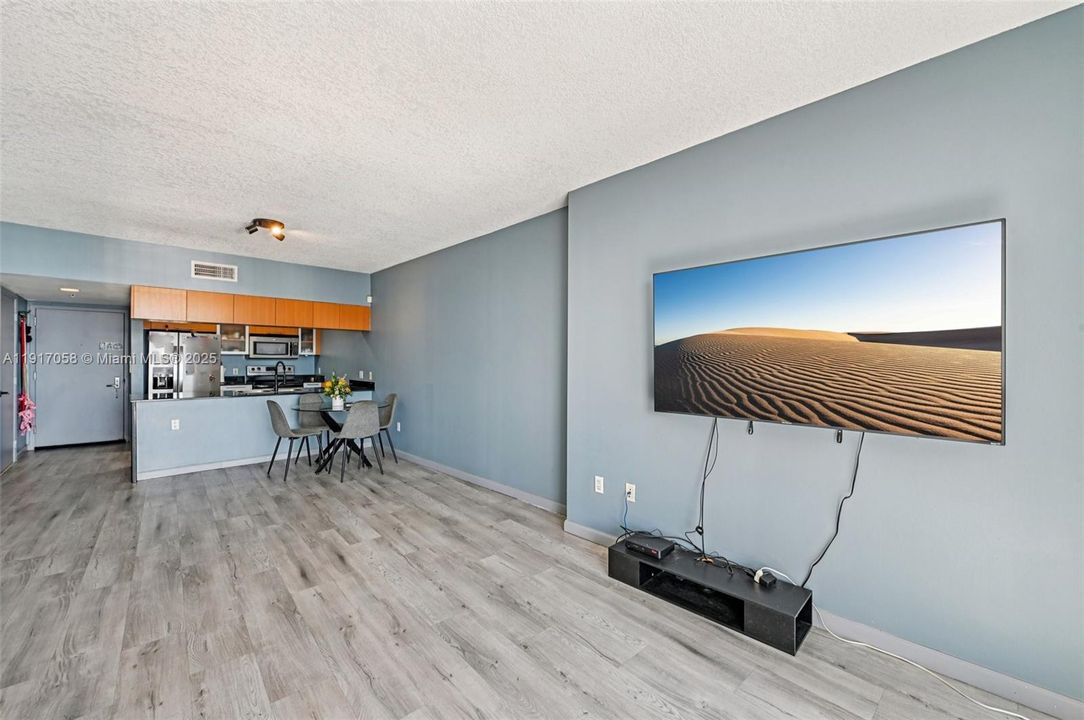 For Sale: $375,000 (1 beds, 1 baths, 821 Square Feet)