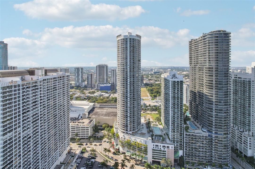 For Sale: $375,000 (1 beds, 1 baths, 821 Square Feet)