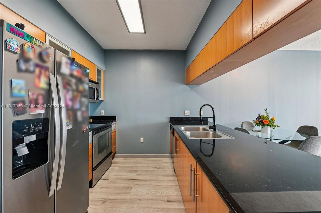 For Sale: $375,000 (1 beds, 1 baths, 821 Square Feet)