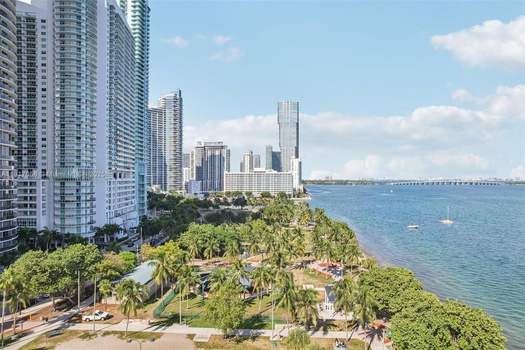 For Sale: $375,000 (1 beds, 1 baths, 821 Square Feet)