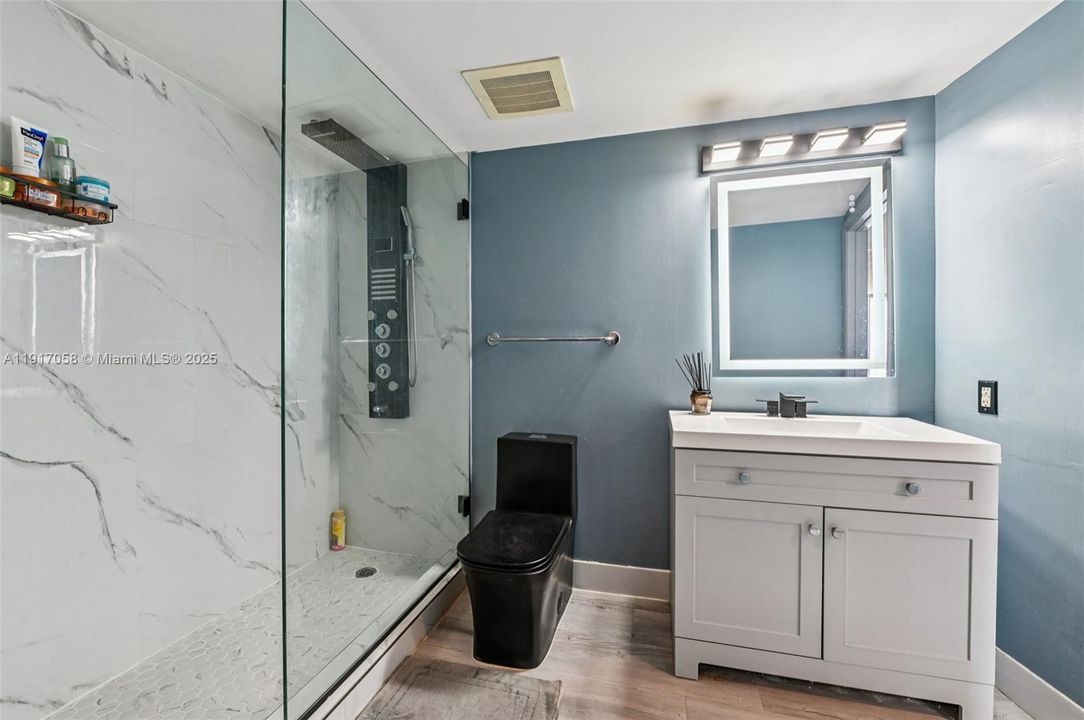 For Sale: $375,000 (1 beds, 1 baths, 821 Square Feet)