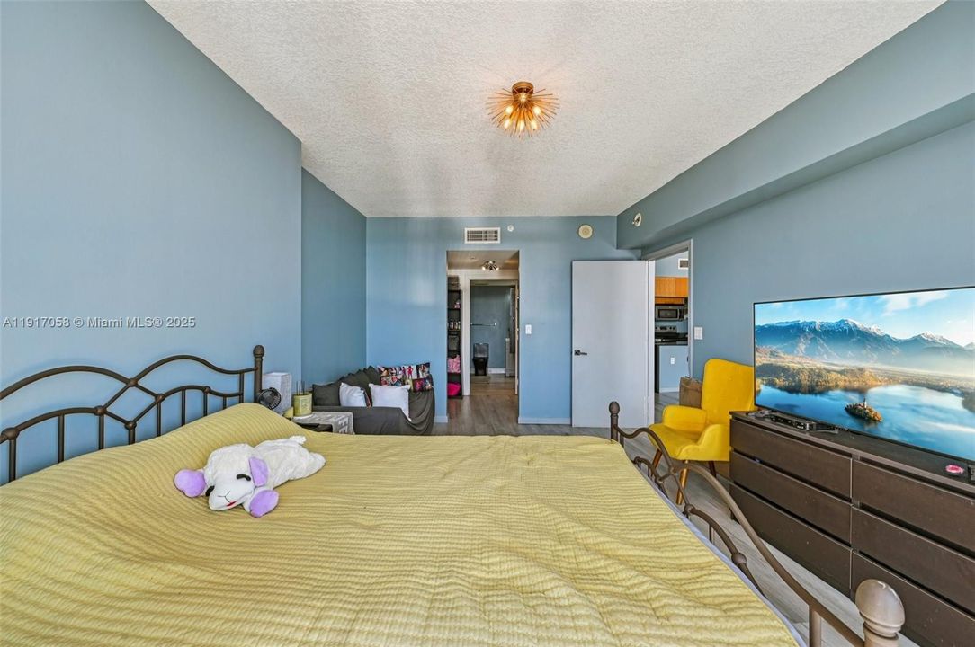 For Sale: $375,000 (1 beds, 1 baths, 821 Square Feet)