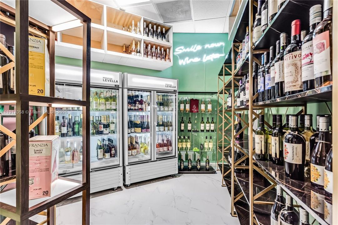 For Sale: $375,000 (1 beds, 1 baths, 821 Square Feet)