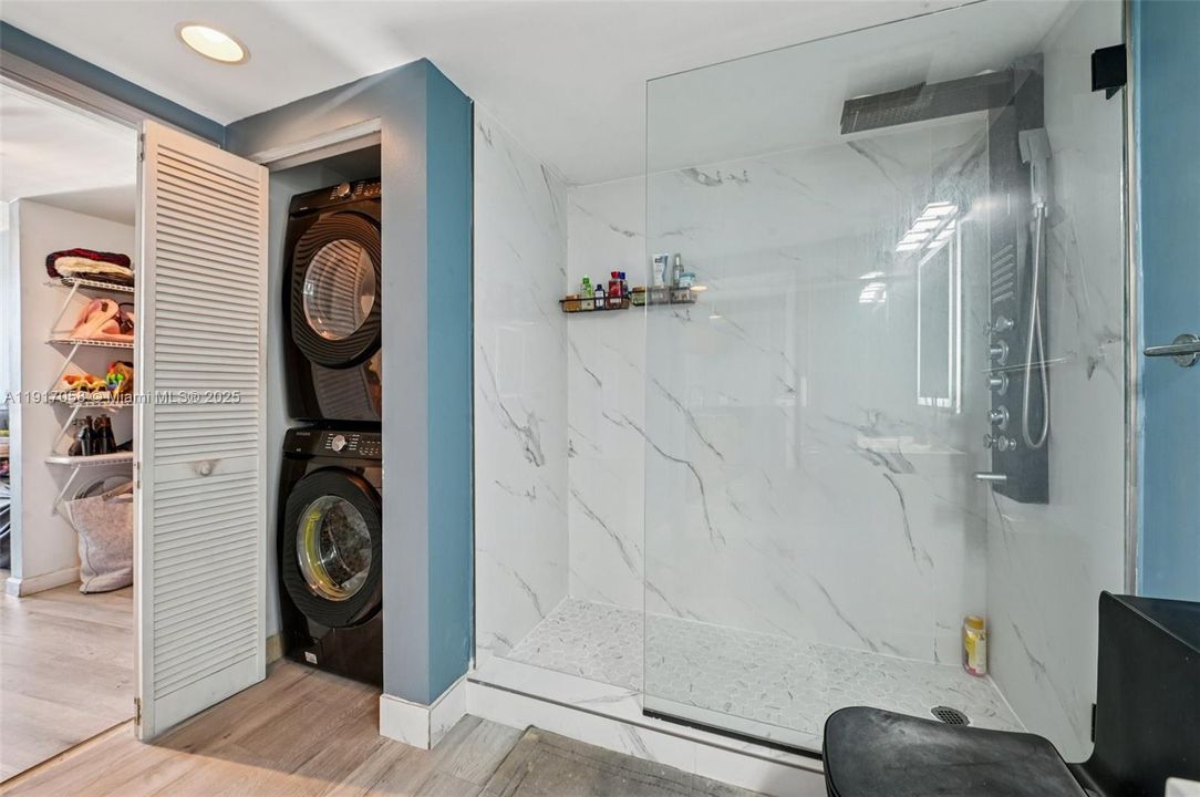 For Sale: $375,000 (1 beds, 1 baths, 821 Square Feet)