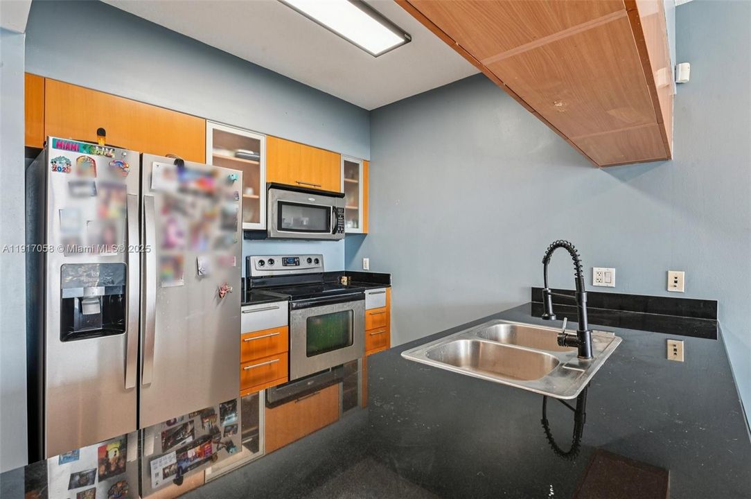 For Sale: $375,000 (1 beds, 1 baths, 821 Square Feet)