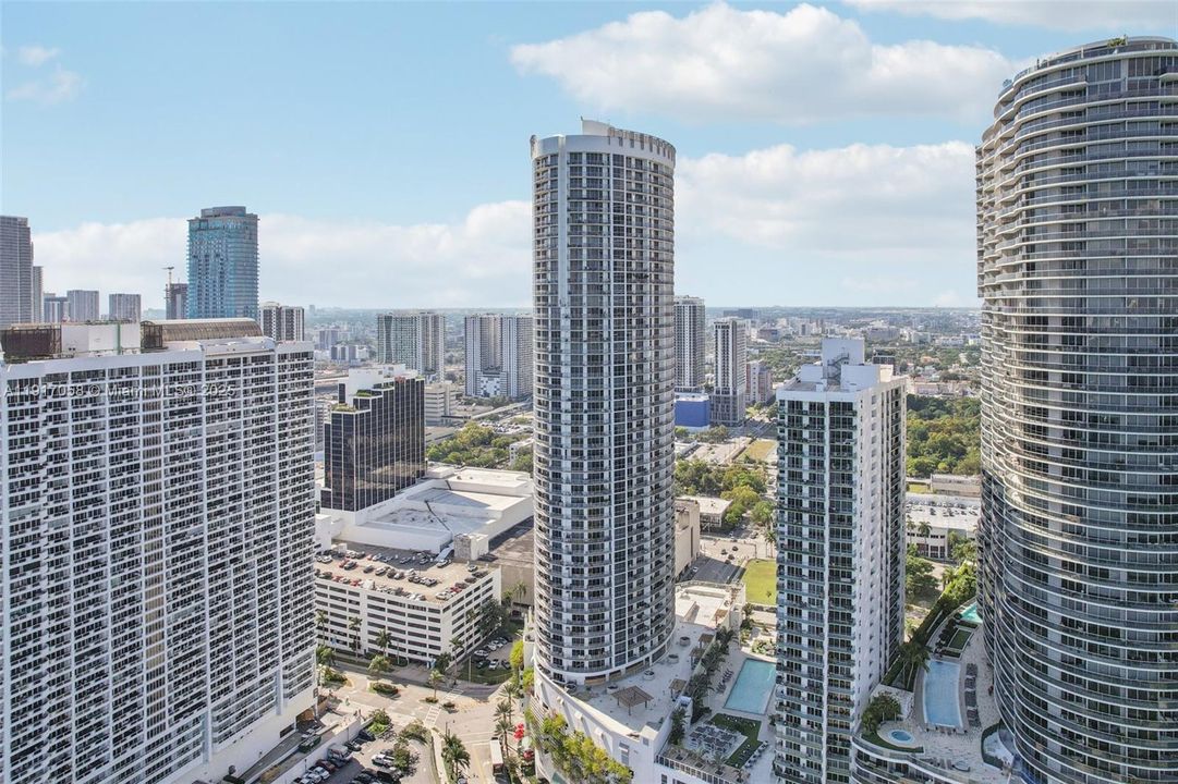 For Sale: $375,000 (1 beds, 1 baths, 821 Square Feet)