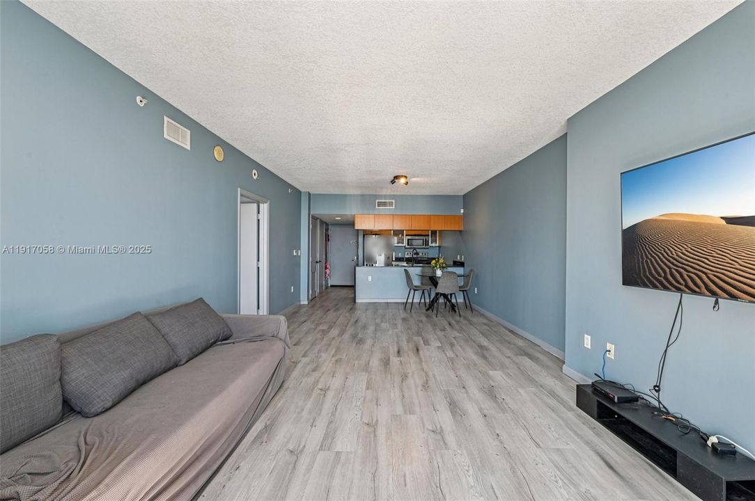 For Sale: $375,000 (1 beds, 1 baths, 821 Square Feet)