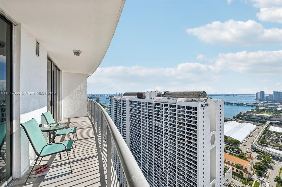 For Sale: $375,000 (1 beds, 1 baths, 821 Square Feet)