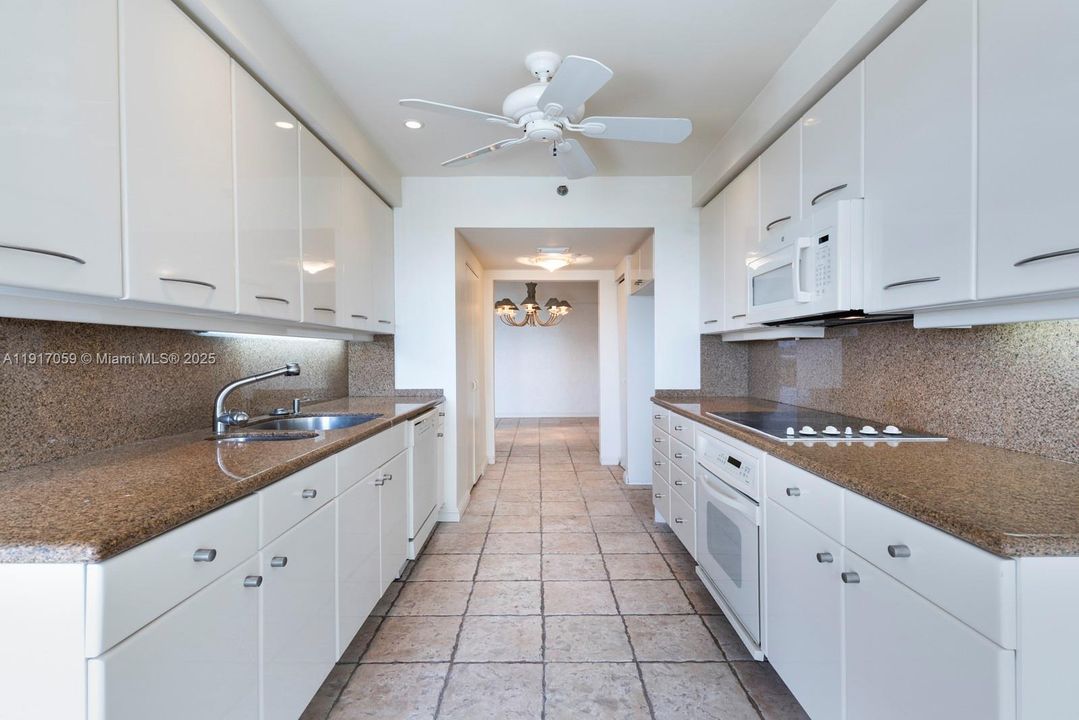 На продажу: $549,000 (2 спален, 2 ванн, 1560 Квадратных фут)