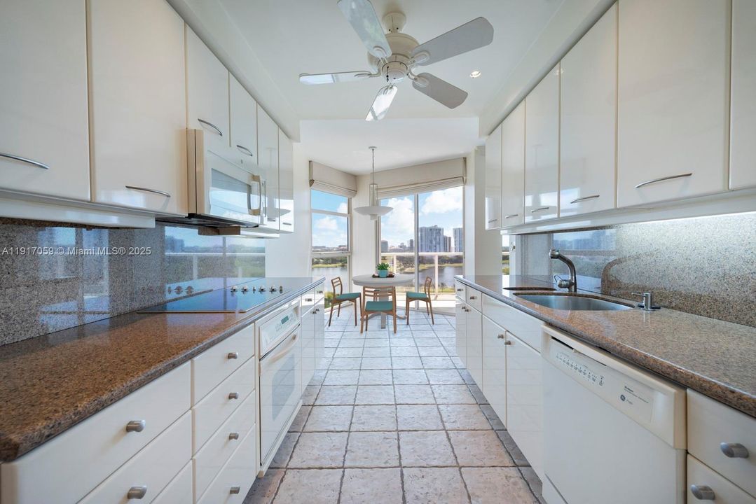 На продажу: $549,000 (2 спален, 2 ванн, 1560 Квадратных фут)