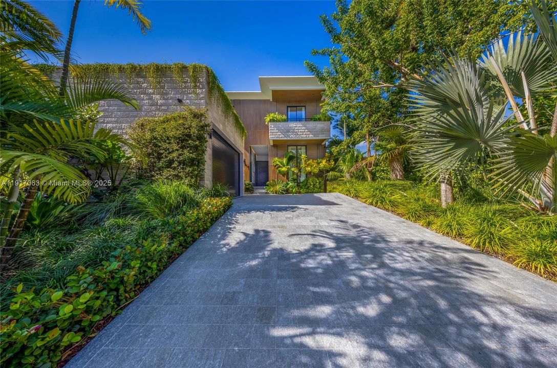 For Rent: $160,000 (6 beds, 6 baths, 5700 Square Feet)