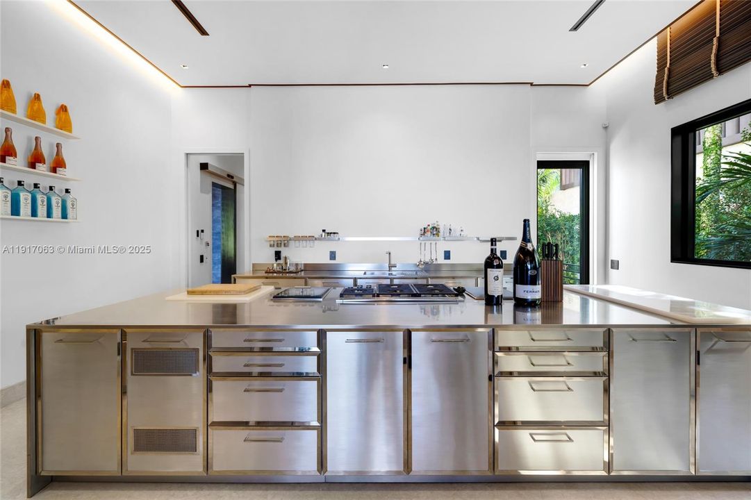 For Rent: $160,000 (6 beds, 6 baths, 5700 Square Feet)